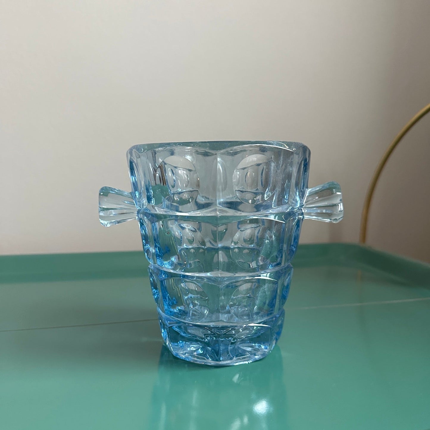 Isspand i blåt glas