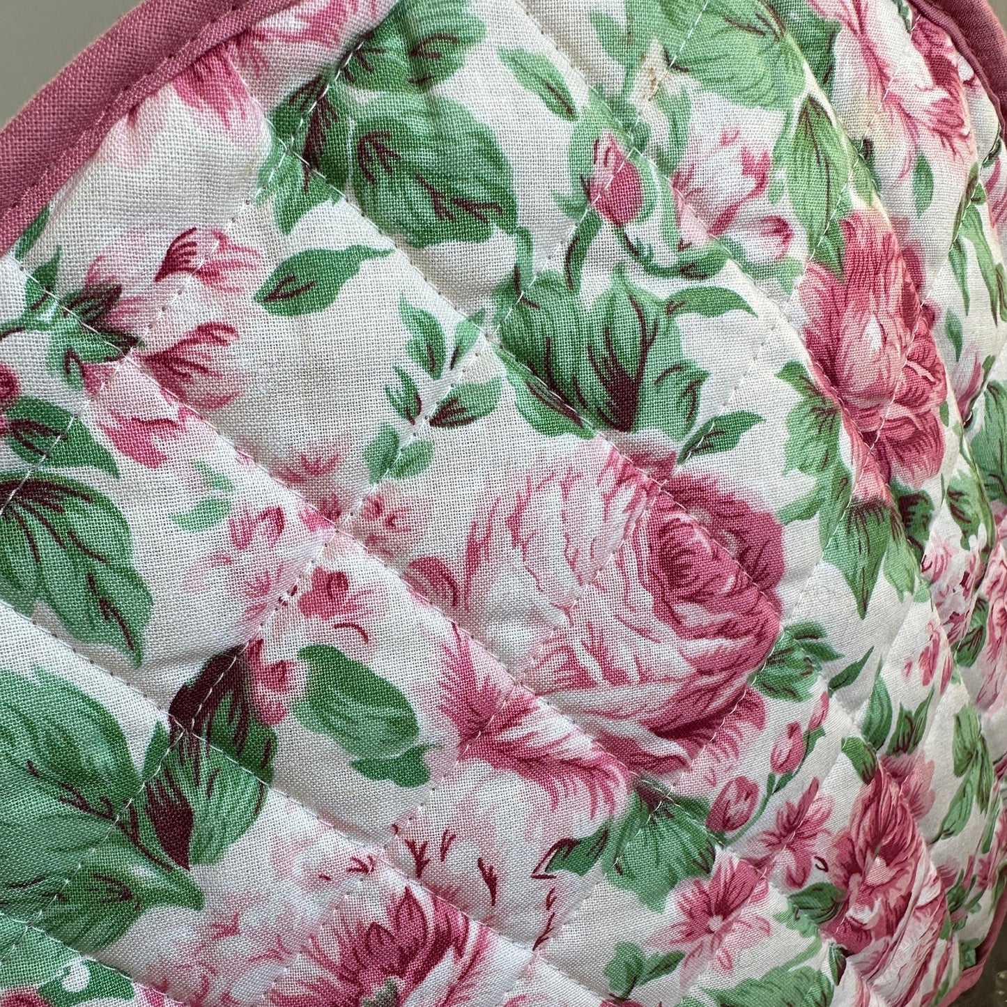 Tehætte i skønt blomsterprint