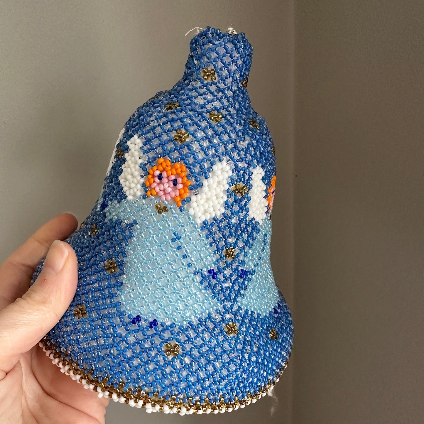 Stor juleklokke i perlebroderi med hørsløjfe