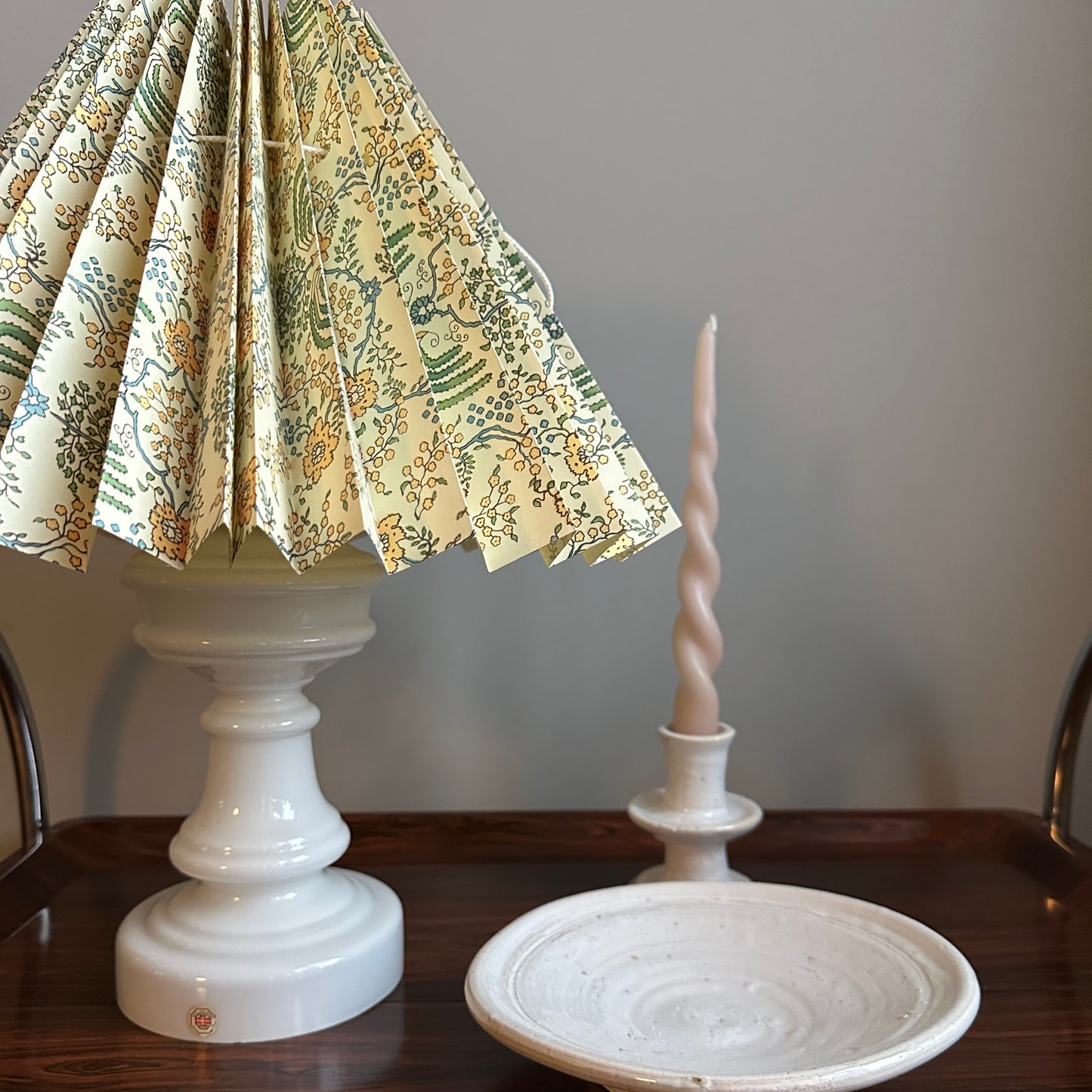 Lampefod i mælkehvid opalglas