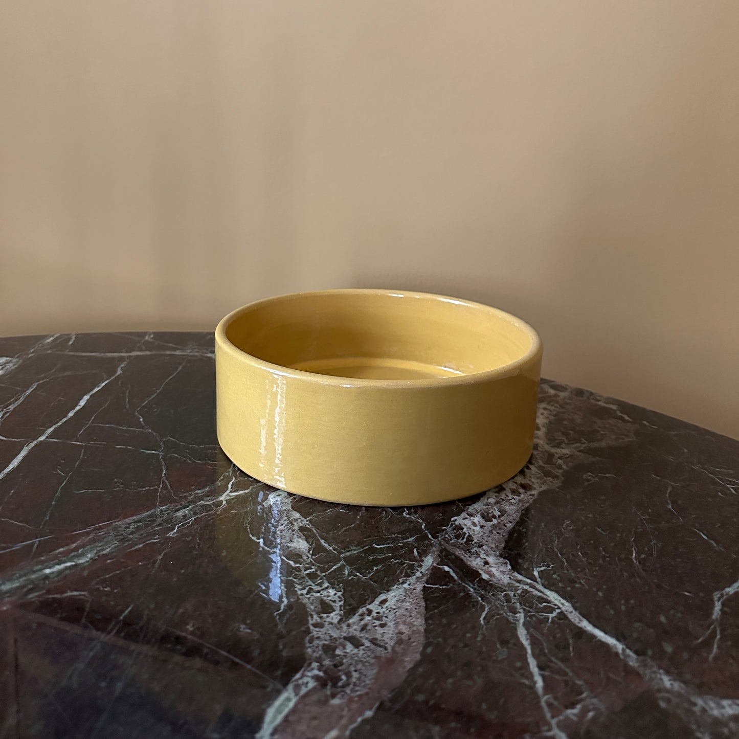 Skål/fad i keramik i en skøn farve