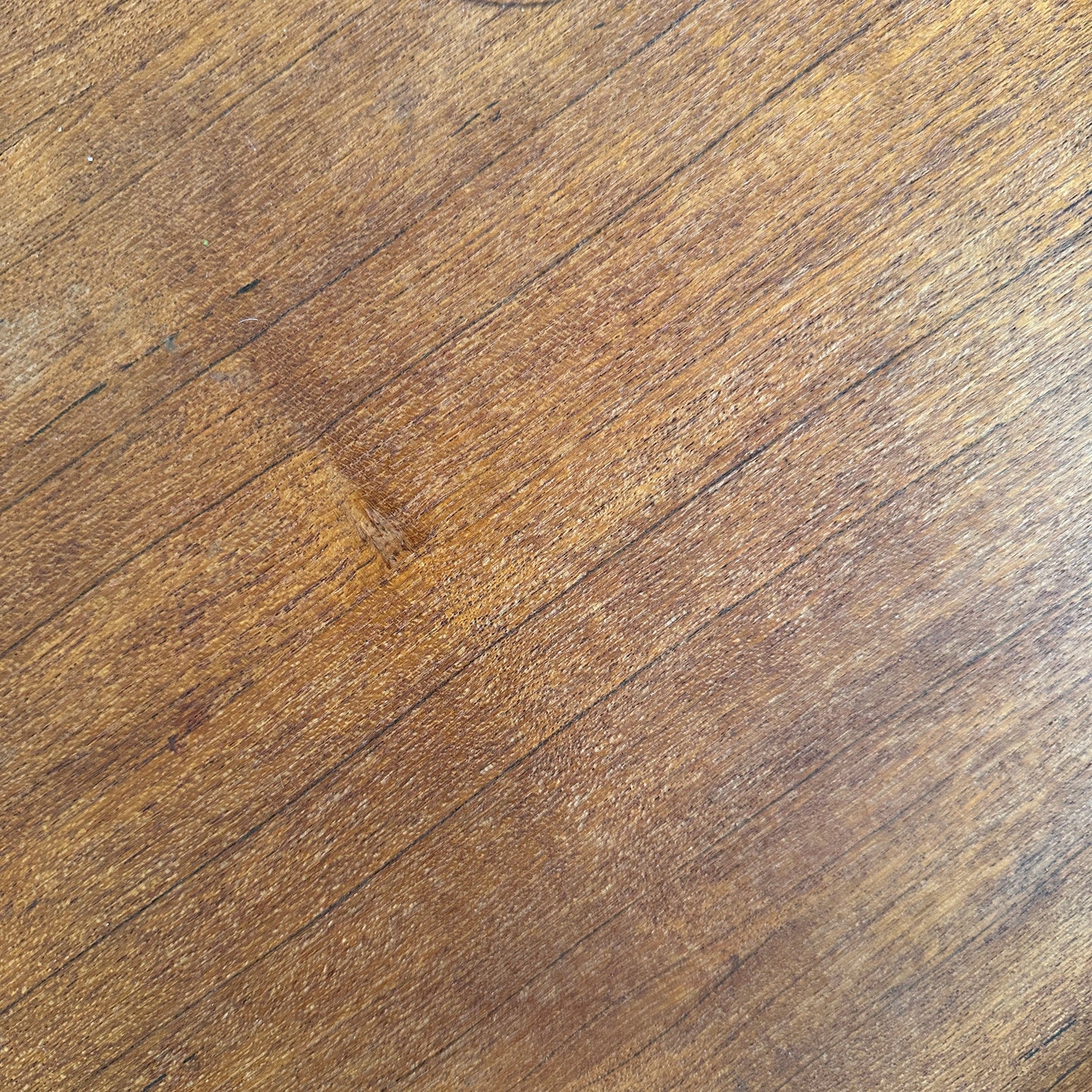 Rund teakbakke