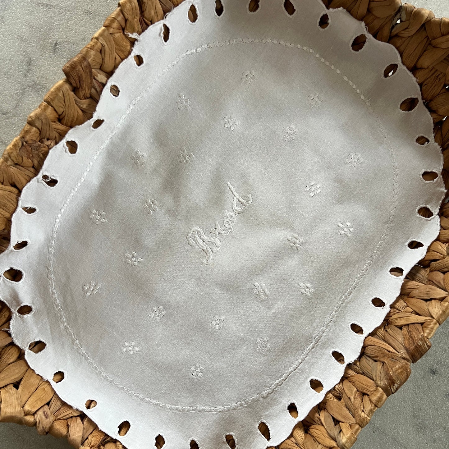 Brødserviet med broderet BRØD og andre fine små broderier