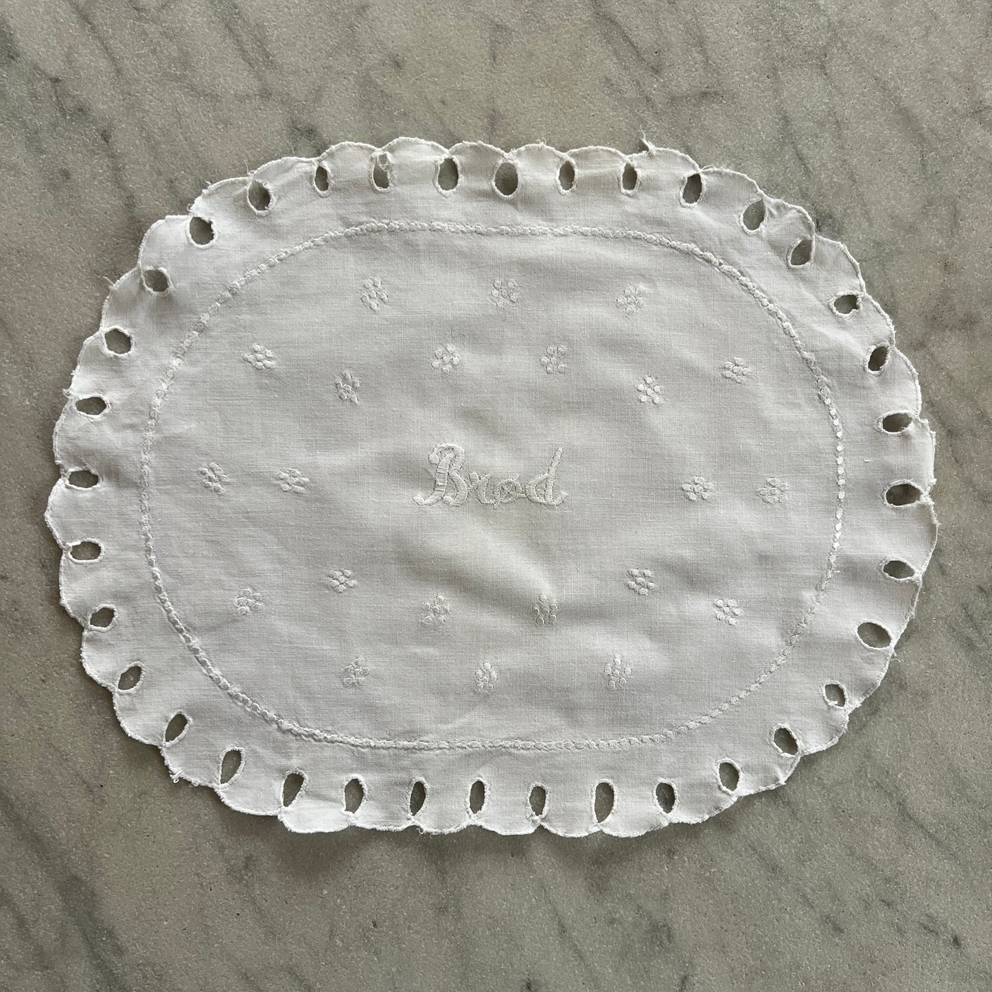 Brødserviet med broderet BRØD og andre fine små broderier