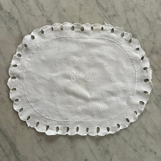 Brødserviet med broderet BRØD og andre fine små broderier