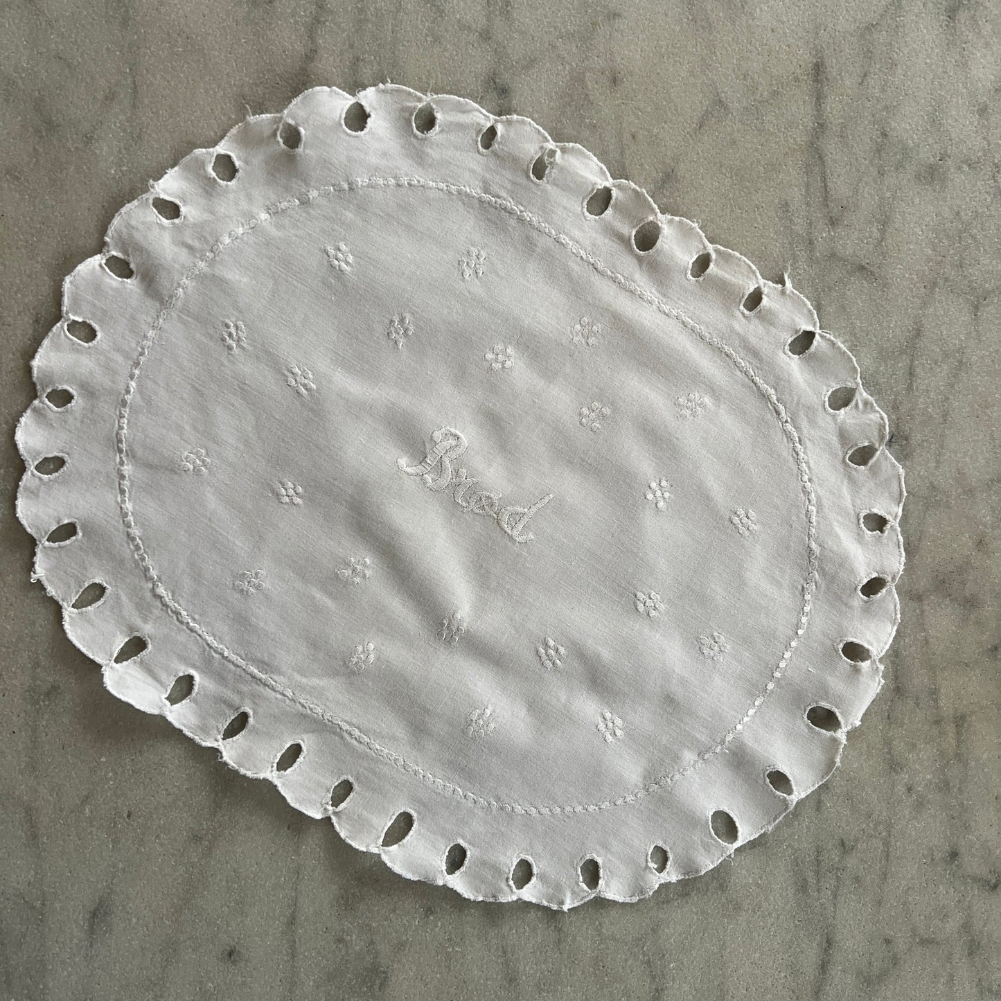 Brødserviet med broderet BRØD og andre fine små broderier