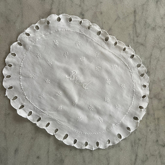 Brødserviet med broderet BRØD og andre fine små broderier