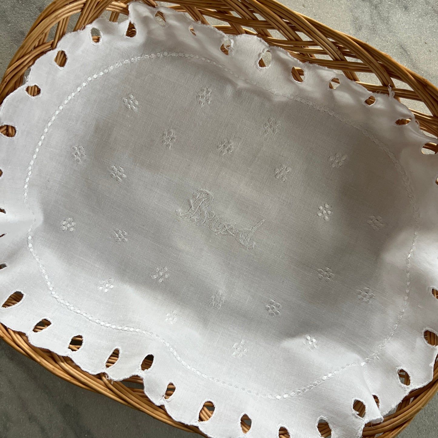 Brødserviet med broderet BRØD og andre fine små broderier
