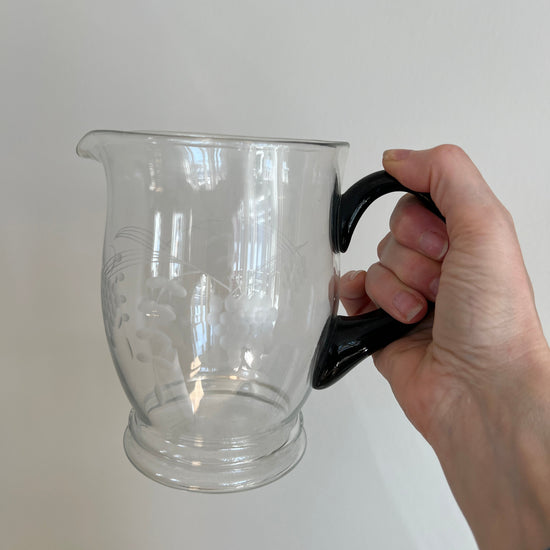 Smuk glaskande med ciseleringer og sort hank