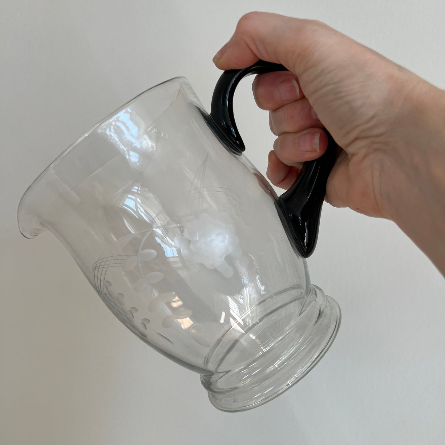 Smuk glaskande med ciseleringer og sort hank