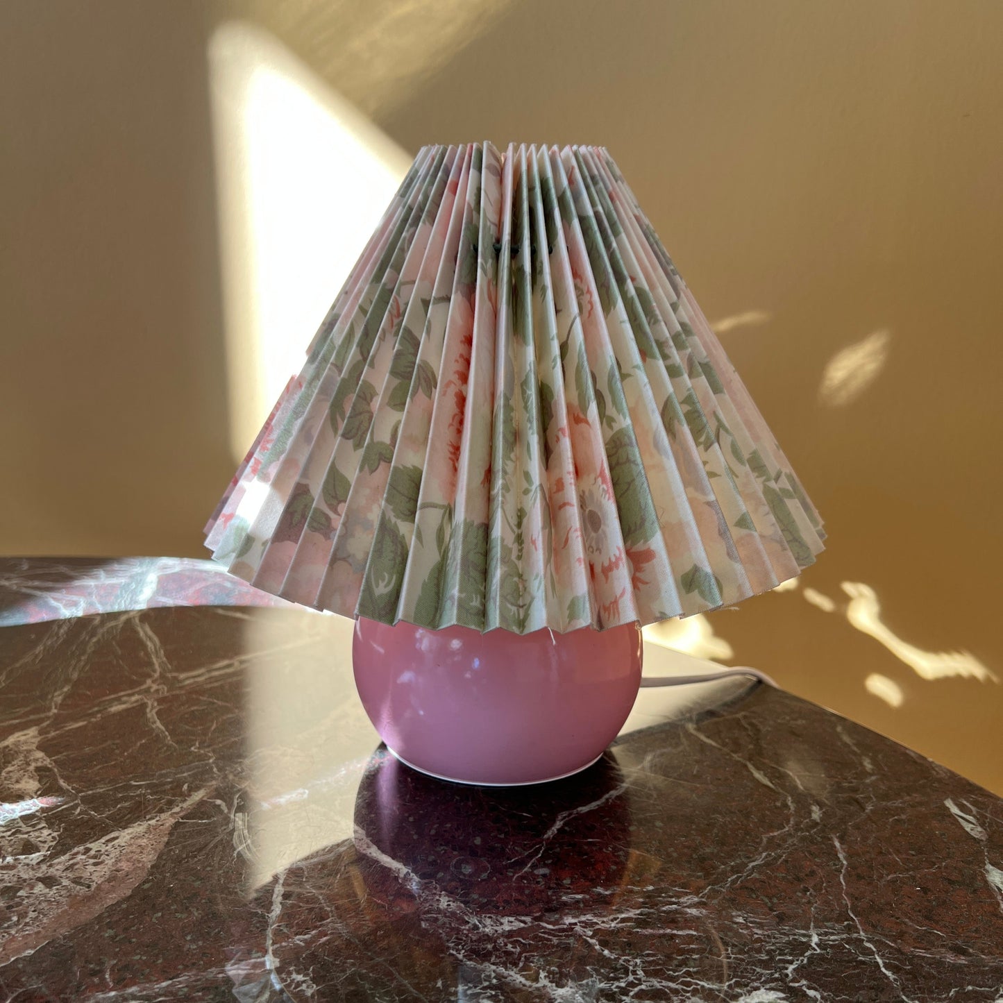 Lille kuglelampe i lyserød